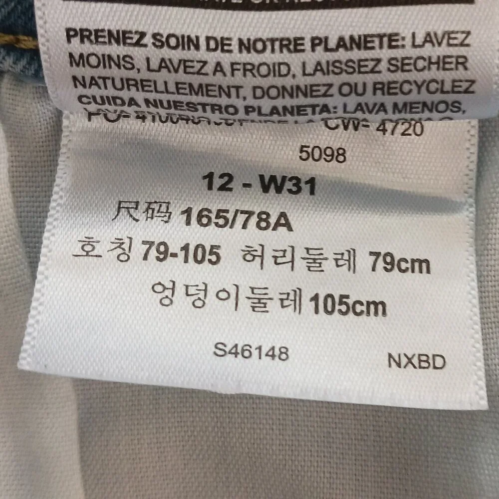 Levi's Signature Mid Rise Denim Jean Shorts, Lt. Wash, Distressed  Size 12 - W31 - Picture 3 of 15